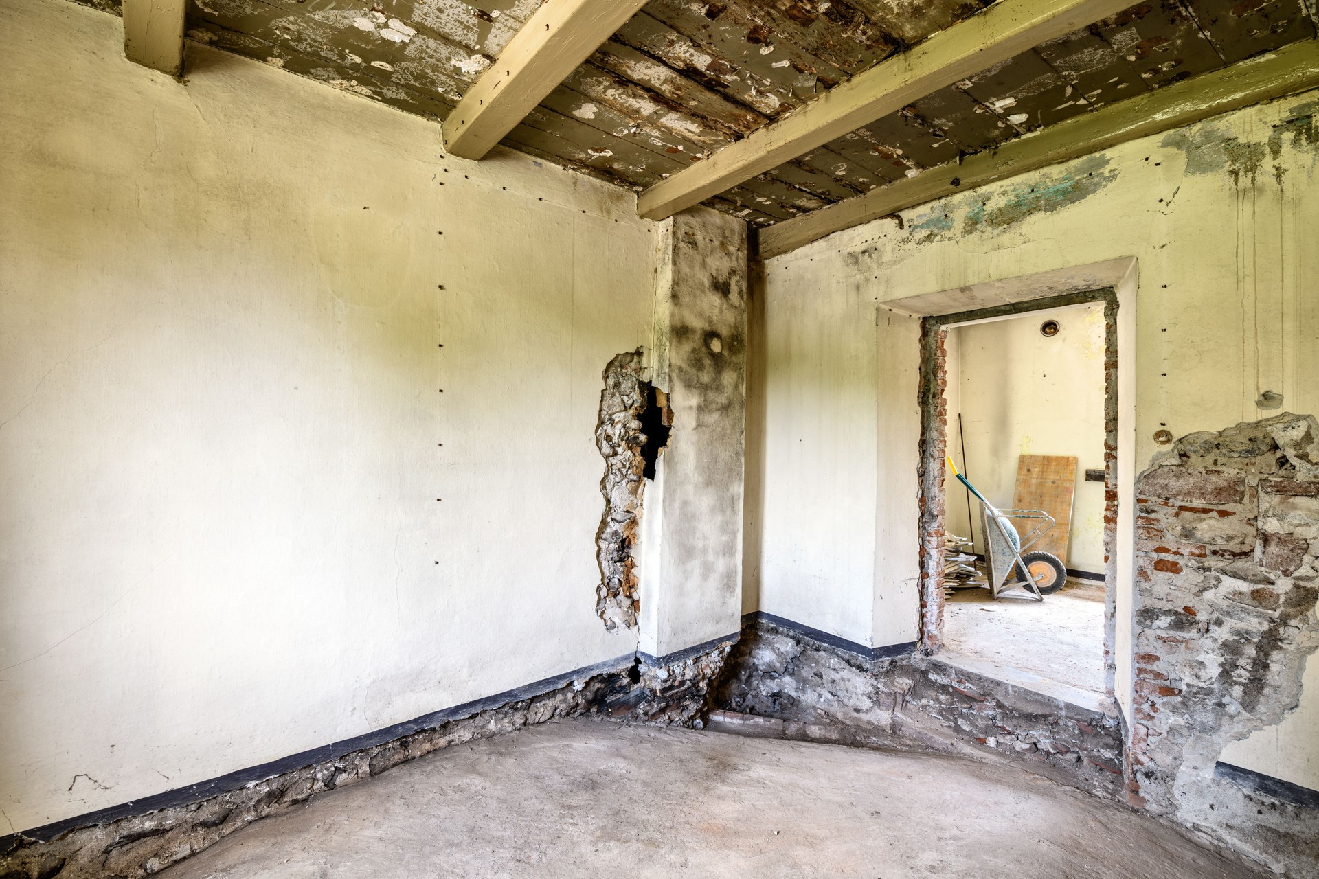 Renovation of an antique Italian house: preliminary works